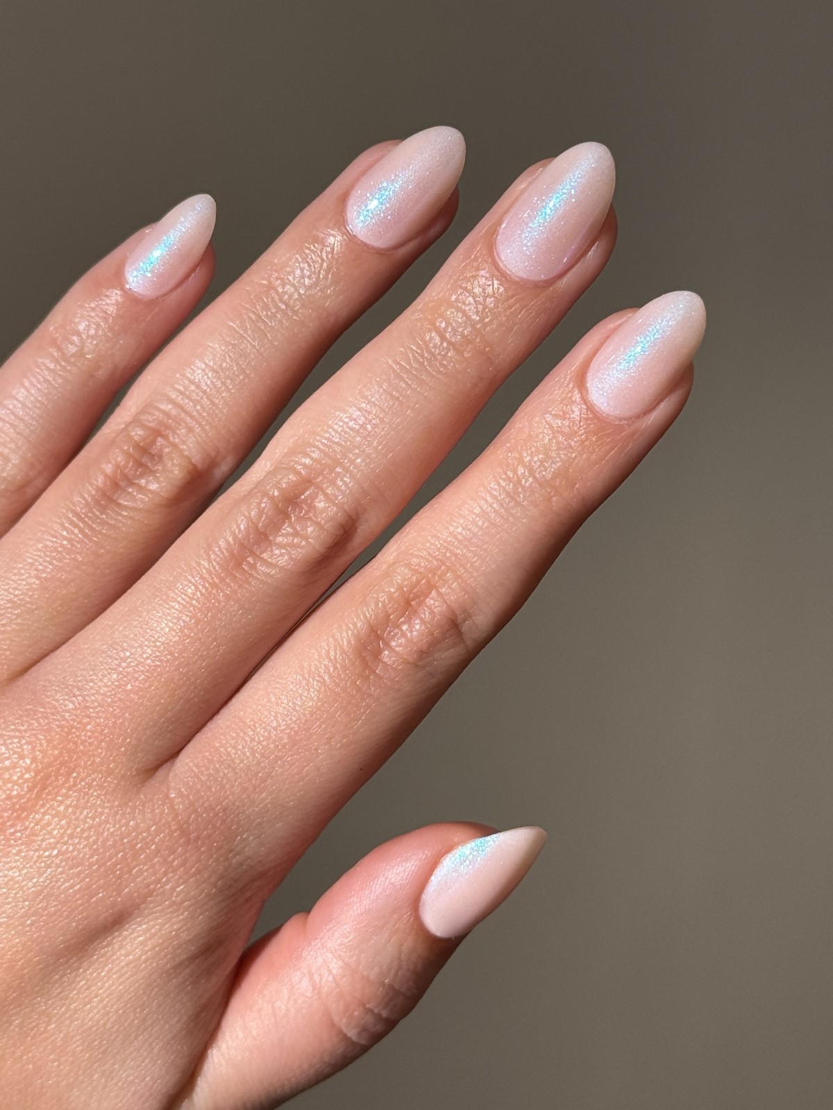 Маникюр 2026 с мягким перламутровым эффектом на ногтях