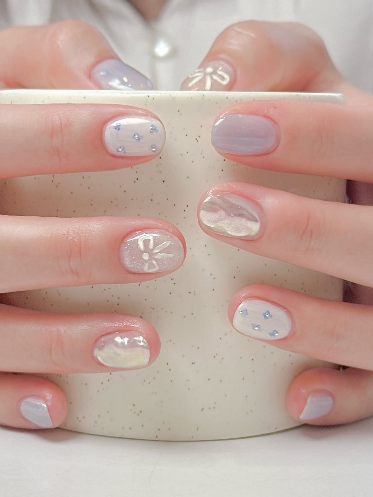 Маникюр 2026 с мягким перламутровым эффектом на ногтях