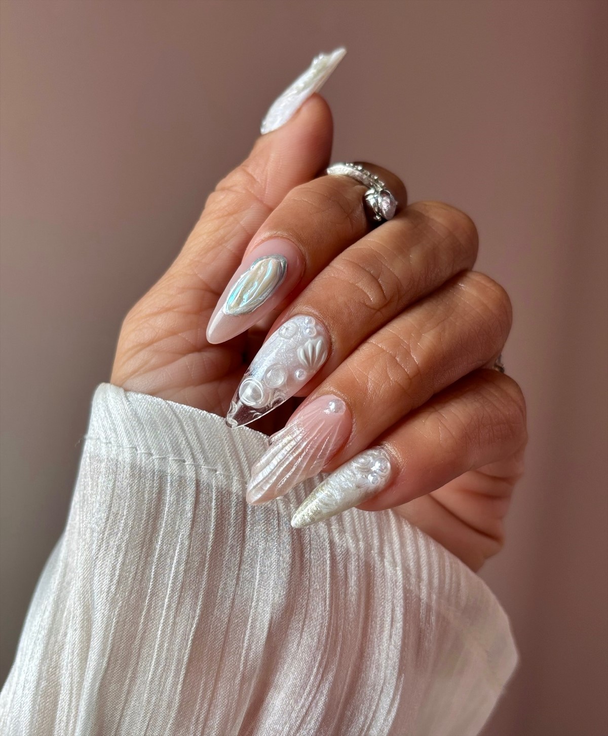 Маникюр 2026 с мягким перламутровым эффектом на ногтях