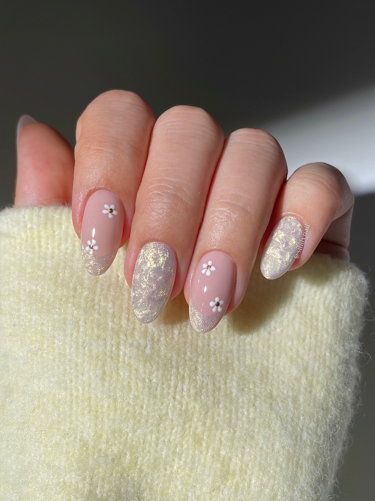 Маникюр 2026 с мягким перламутровым эффектом на ногтях