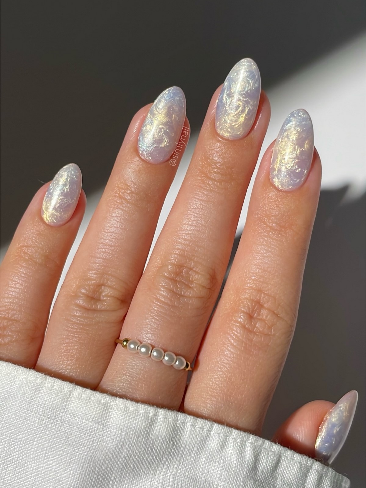 Маникюр 2026 с мягким перламутровым эффектом на ногтях