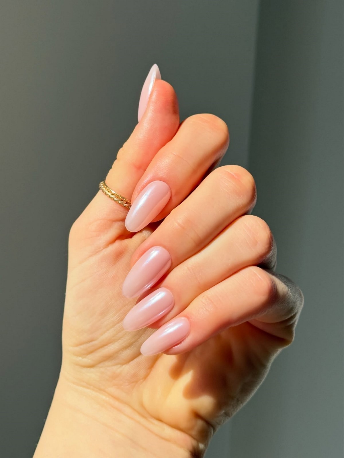 Маникюр 2026 с мягким перламутровым эффектом на ногтях