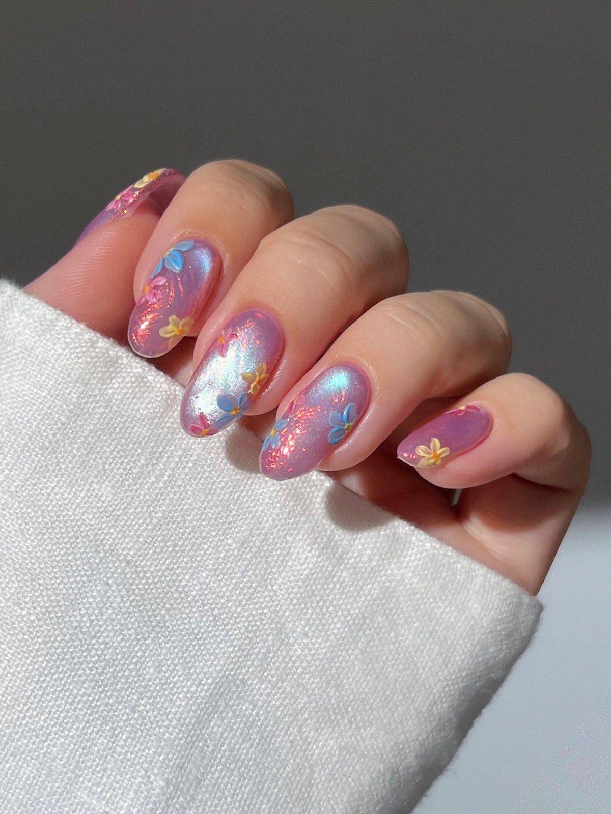 Маникюр 2026 с мягким перламутровым эффектом на ногтях