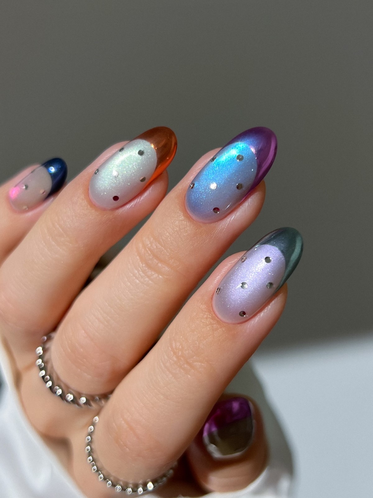 Маникюр 2026 с мягким перламутровым эффектом на ногтях