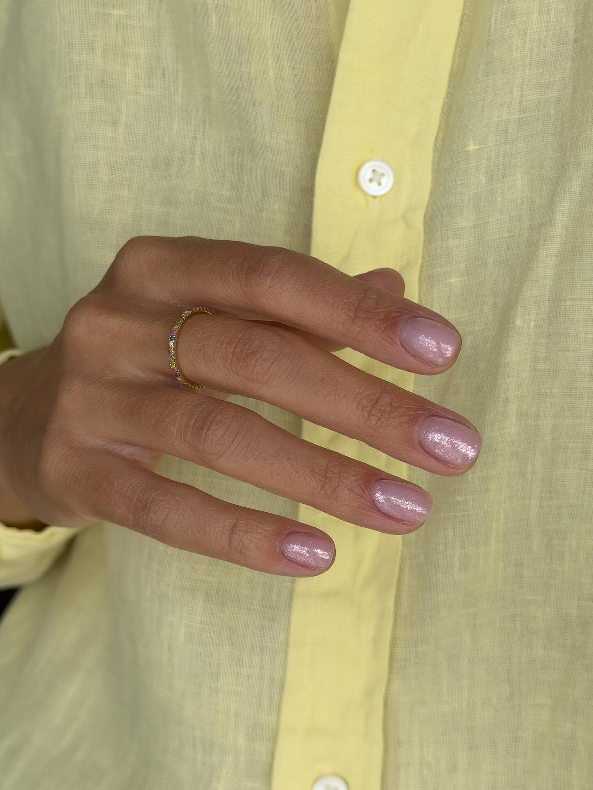 Маникюр 2026 с мягким перламутровым эффектом на ногтях