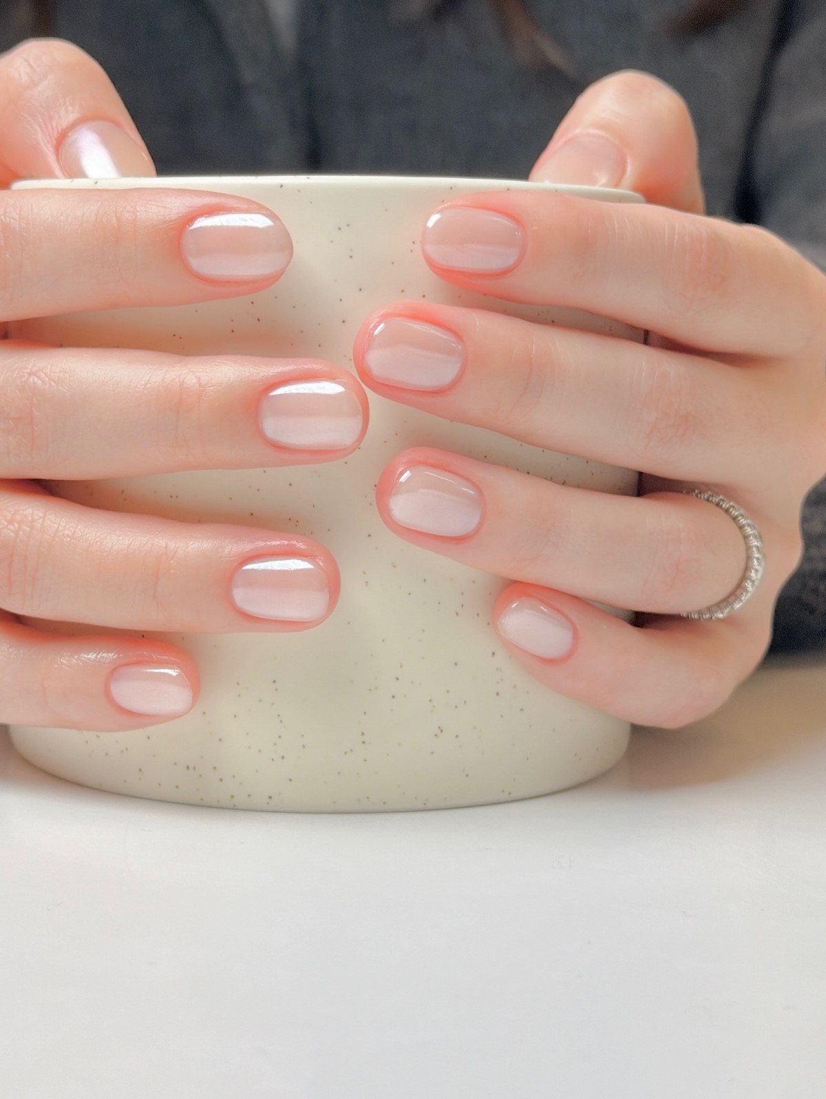 Маникюр 2026 с мягким перламутровым эффектом на ногтях