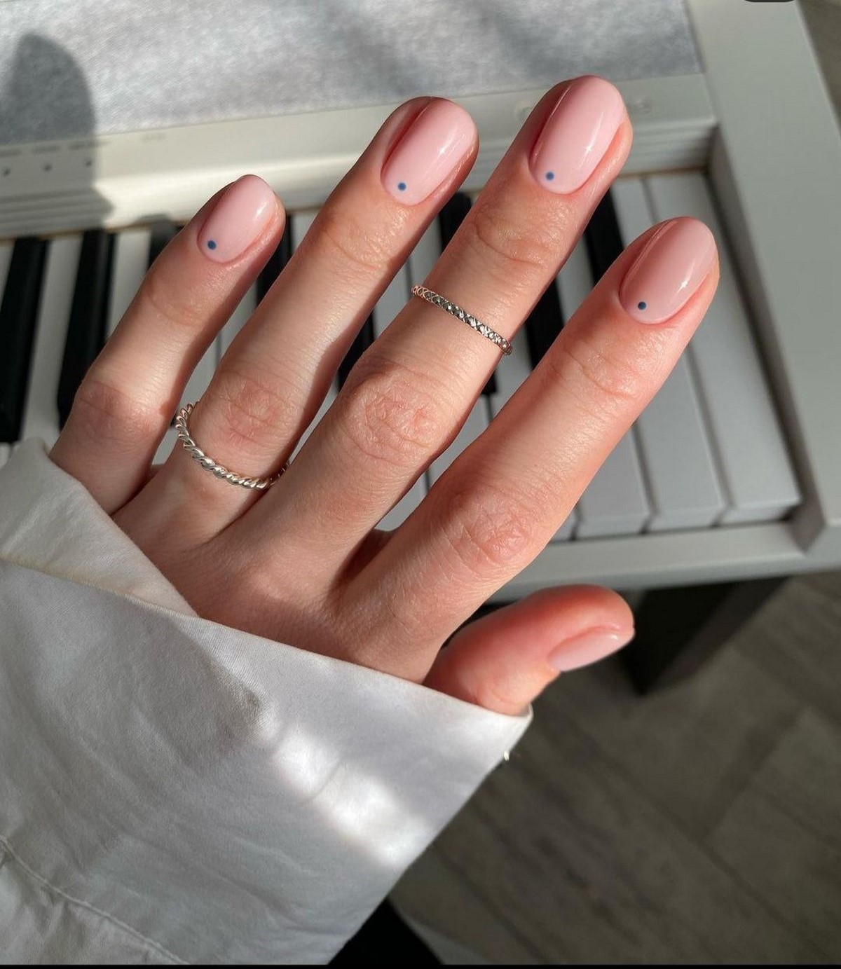 Маникюр 2026 с точками у кутикулы без лишнего дизайна