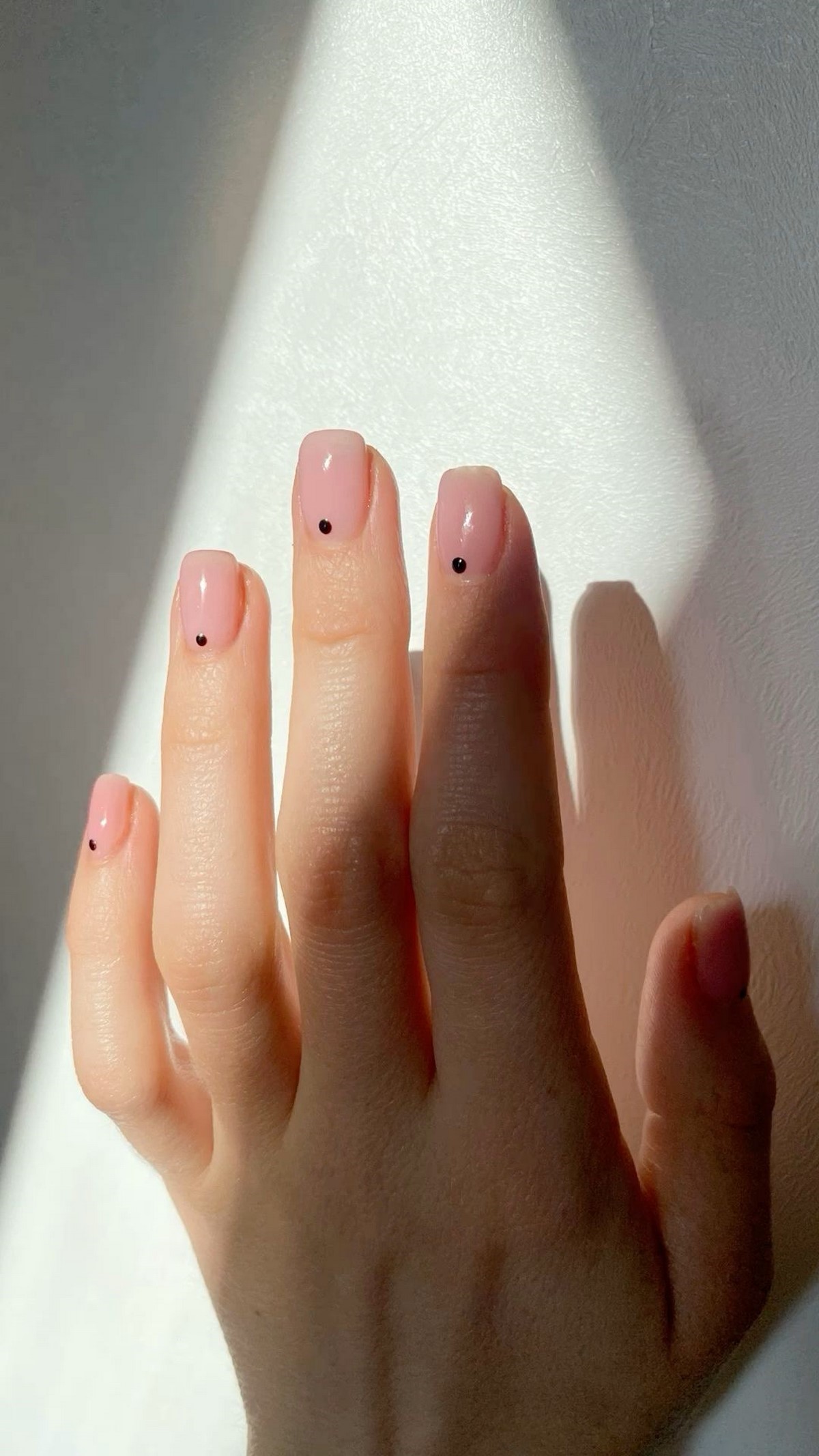 Маникюр 2026 с точками у кутикулы без лишнего дизайна
