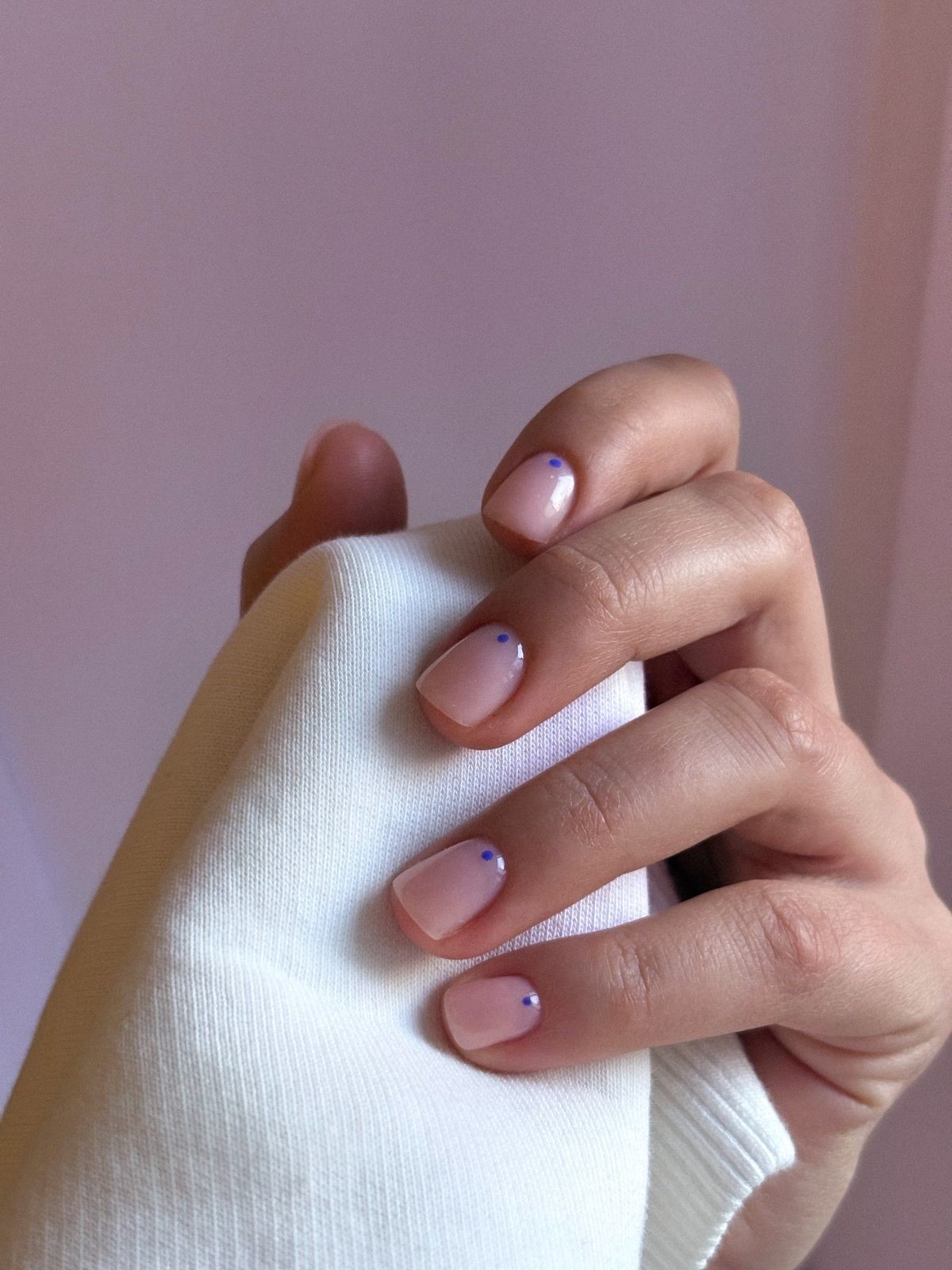 Маникюр 2026 с точками у кутикулы без лишнего дизайна