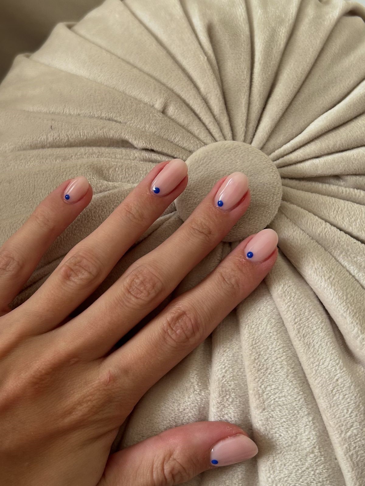 Маникюр 2026 с точками у кутикулы без лишнего дизайна