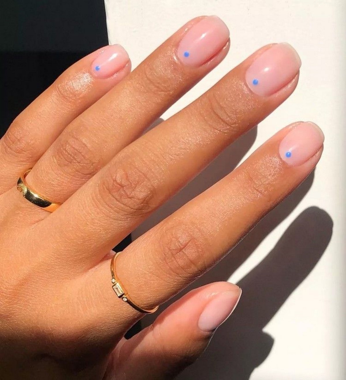 Маникюр 2026 с точками у кутикулы без лишнего дизайна