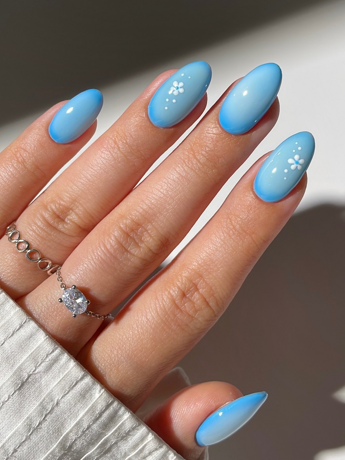 Светло-голубой маникюр май 2026 без яркого дизайна